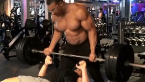 Larry Wheels je trening partner i "spotter" kakvog nikada niste vidjeli