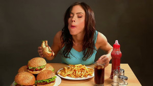 Naučnici tvrde: Nezdrava hrana je povezana sa razvojem mentalnih poremećaja