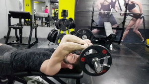 Kako izvoditi potisak sa čela bez bolova u laktu?