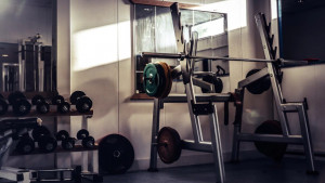 Trening sa jednoručnim tegovima