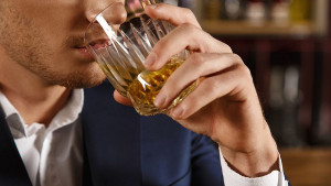 Muškarci su skloniji alkoholizmu, evo i zašto