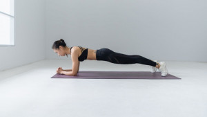 Učinite svoj plank efikasnijim: Pet načina kako otežati poznatu vježbu za cijelu jezgru