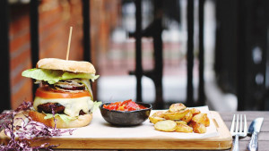 Kako jesti zdravo kada svi oko vas jedu nezdravo?