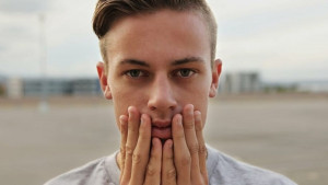 Jeste li znali da lice dodirnete 16 puta tokom jednog sata? Evo kako prestati