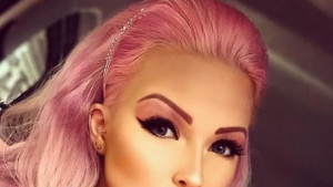 Izgleda kao Barbika i ima preko 300 Barbi lutaka