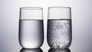 Da li mineralna voda hidrira isto kao i obična?