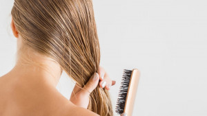 Sjajna kosa i smanjen gubitak kose: Šampon od bijelog luka i njegove prednosti