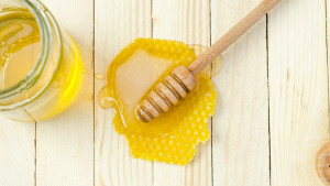 Smanjenje mamurluka, gubitak kilograma i kvalitetan san: Šta se događa ako svaki dan jedemo med?