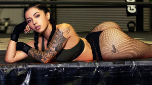 Seksipilna Bianca fanove časti izazovnim fotkama iz teretane