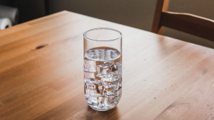 Popijte čašu vode prije spavanja kako biste očistili tijelo