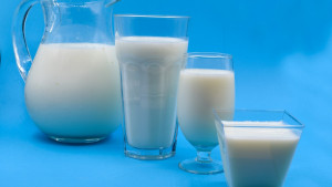 Poređenje mlijeka: bademovo, mliječno, sojino, rižino i kokosovo