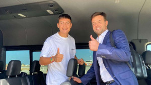 Avion s Dybalom sletio, slijede ljekarski pregledi, pa potpis koji se dugo čeka