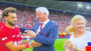 Predsjednica Engleskog nogometnog saveza je svima pružila ruku, a onda joj je prišao Salah...