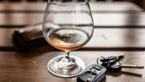 Koliko dugo alkohol ostaje u vašem organizmu i kada je sigurno voziti?