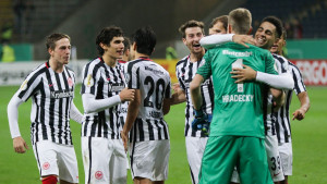 Fudbaleri Eintrachta u posebnim dresovima izlaze na megdan Bayernu