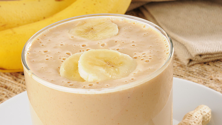 Ukusni međuobrok s bananama i kikirikijem Ukusni međuobrok s bananama i kikirikijem