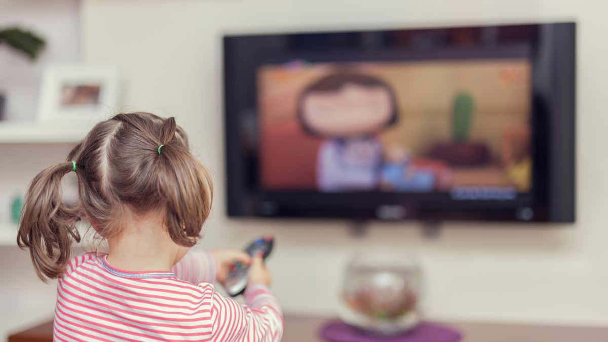 Djeca koja bulje u TV biraju nezdravu hranu Djeca koja bulje u TV biraju nezdravu hranu
