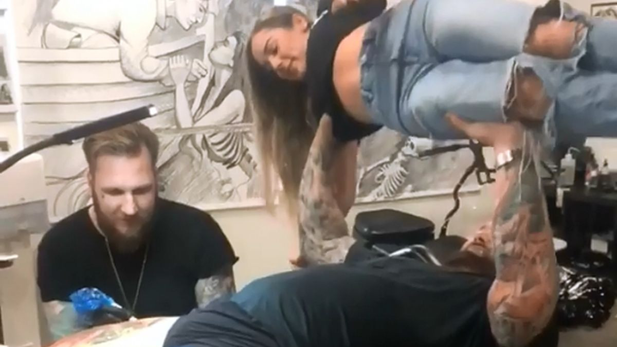 Tokom tetoviranja Thor izvodio bench potisak podižući suprugu