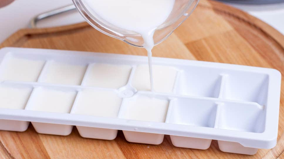 Smijete li zamrzavati mlijeko i kako to raditi?