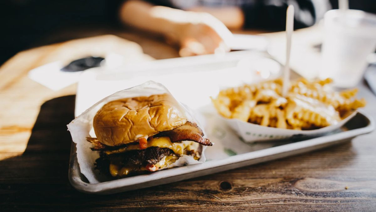 Šta se dešava u stomaku kad jedete cheeseburger?