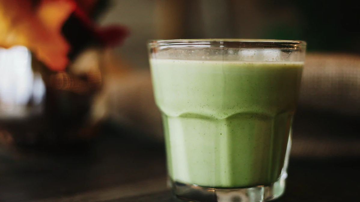 Osvježavajući zeleni smoothie s kikirikijem