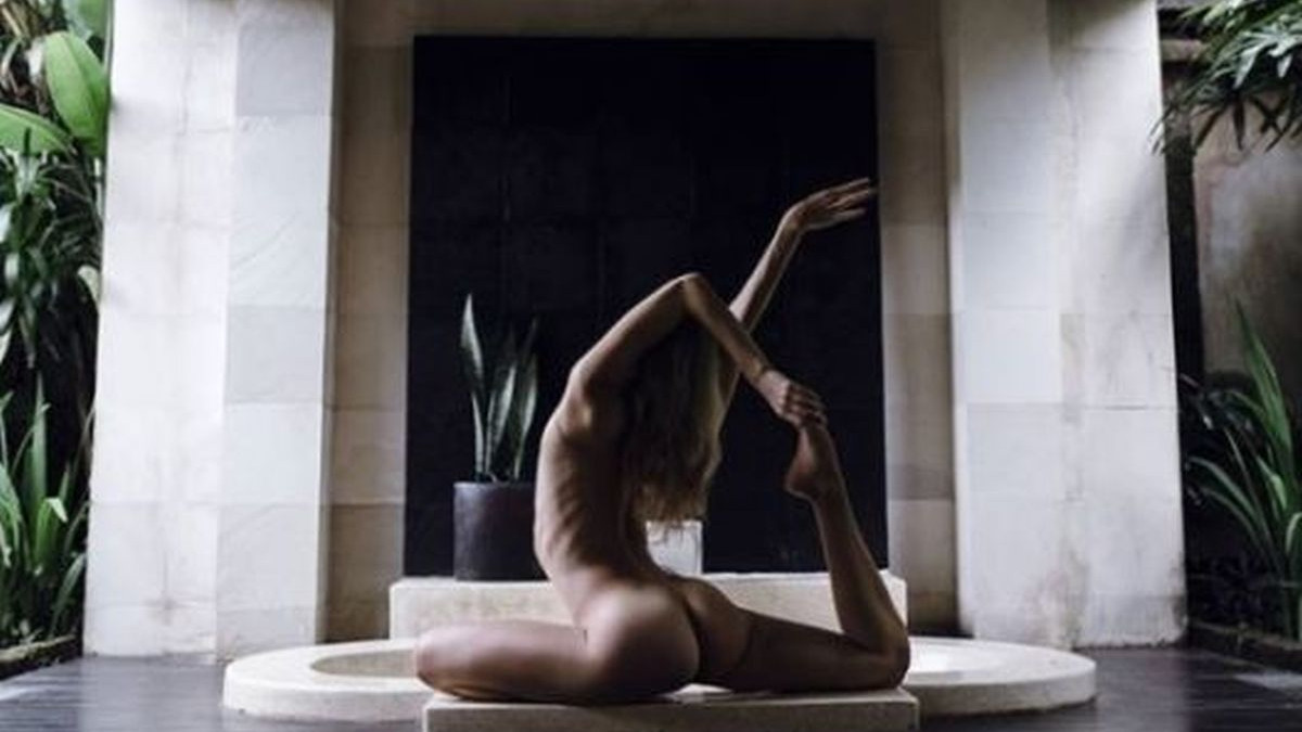 Gola yoga: Novi fitness trend na Instagramu Gola yoga: Novi fitness trend na Instagramu
