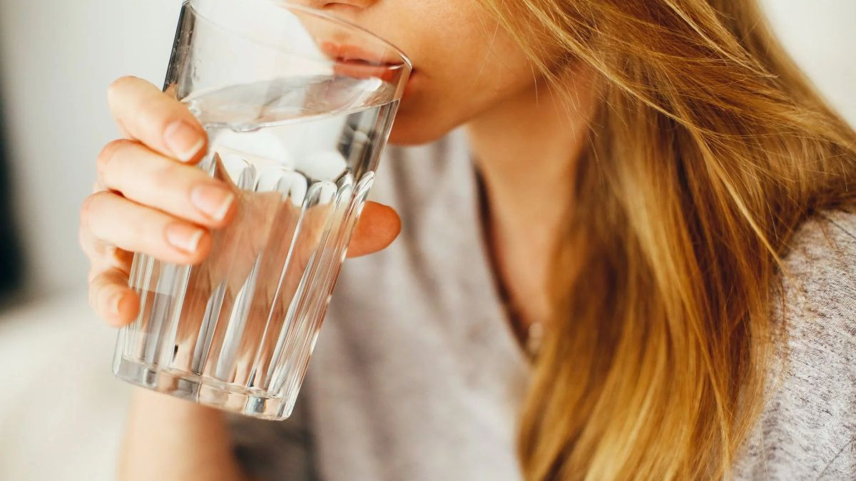 Koliko je realna mogućnost da često pijenje vode može eliminisati virus?