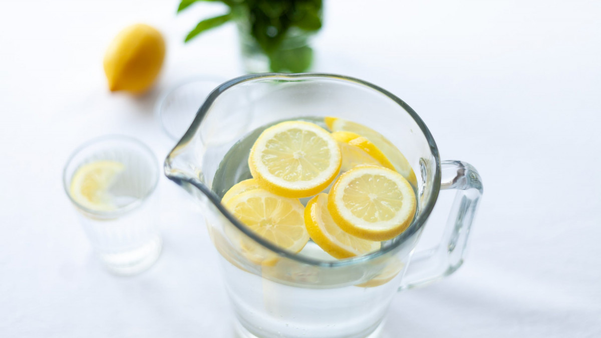 Na koje načine je voda s limunom odlična za vas?