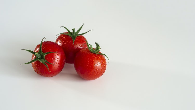 Jača vid, zdravlje kože i poboljšava probavu: Zašto je korisno jesti paradajz?