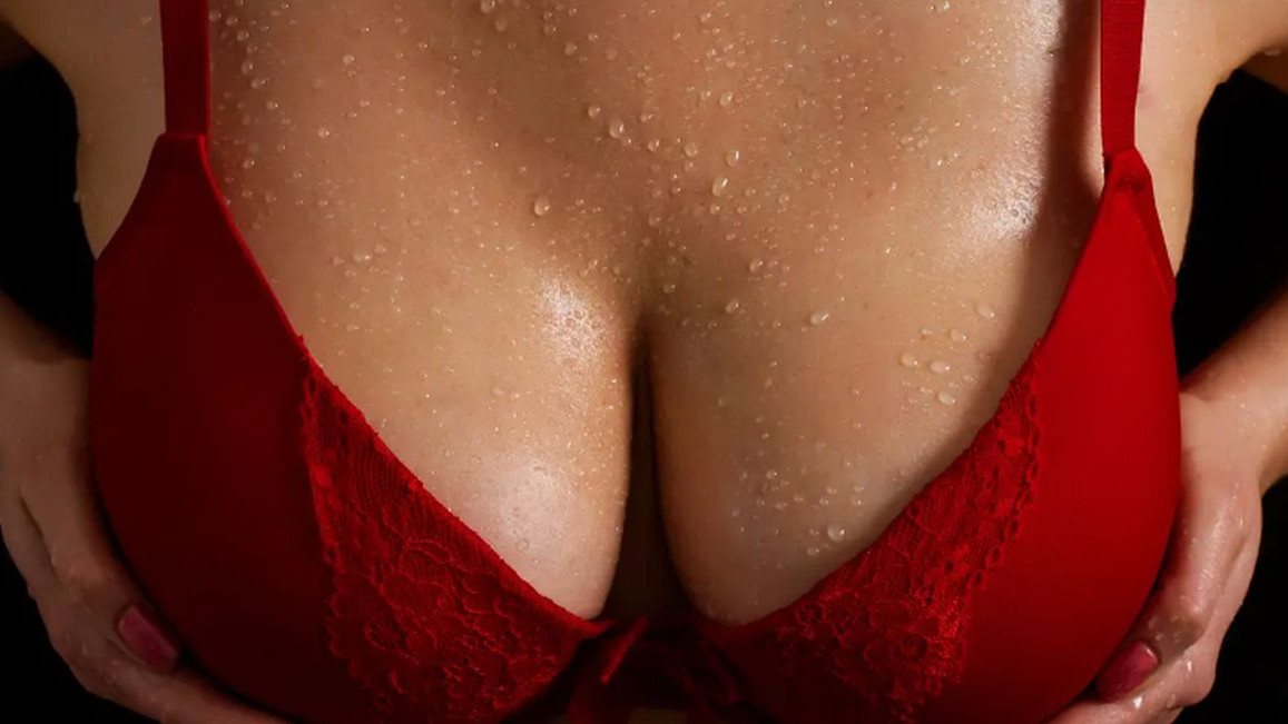 Žene oduševljene trikom s pertlom: U samo nekoliko sekundi mogu povećati grudi