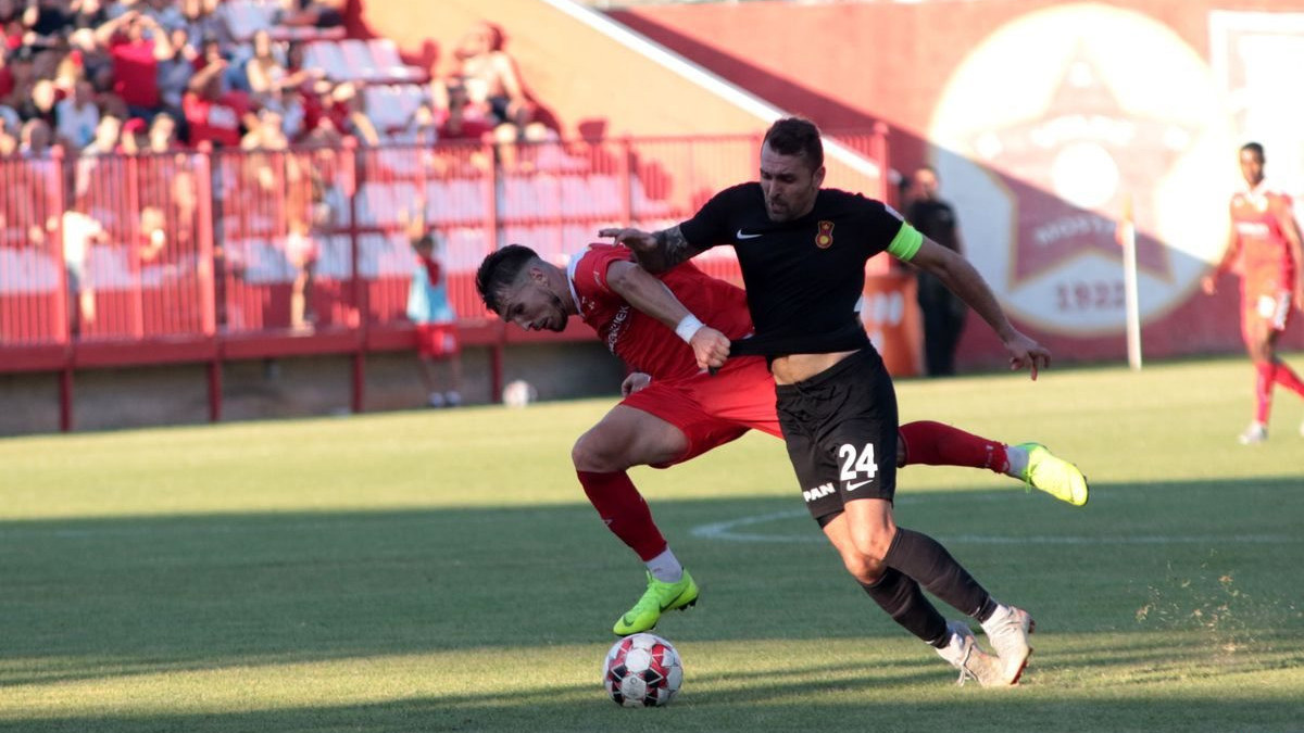 Forma na strani Veleža, kladionice na strani Čelika