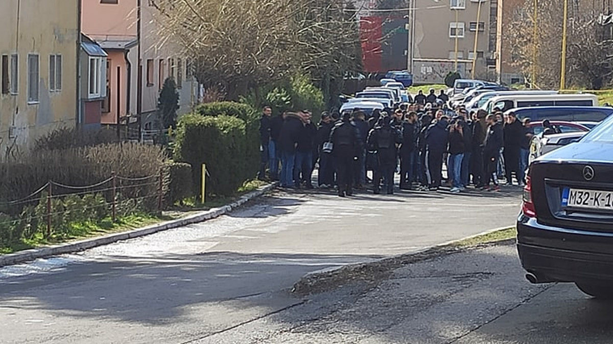 Red Army stigao u Tuzlu, Velež će imati glasnu podršku