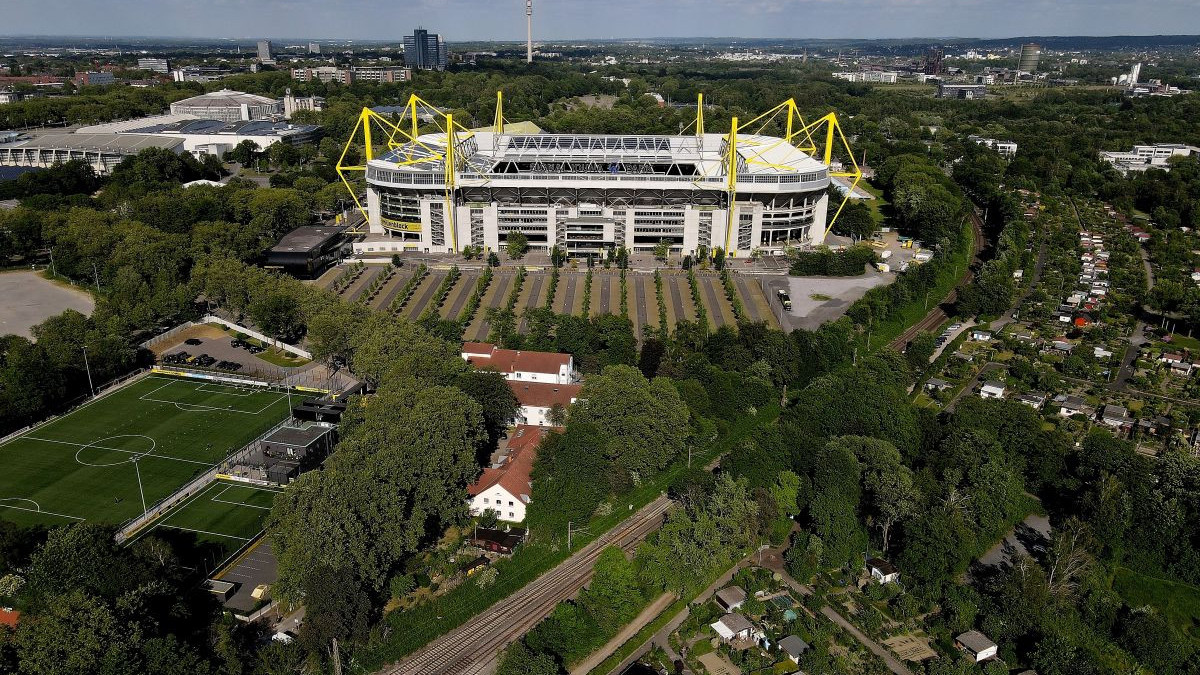 Od 8. marta nismo gledali veći fudbalski spektakl: Večeras svi pred male TV ekrane!