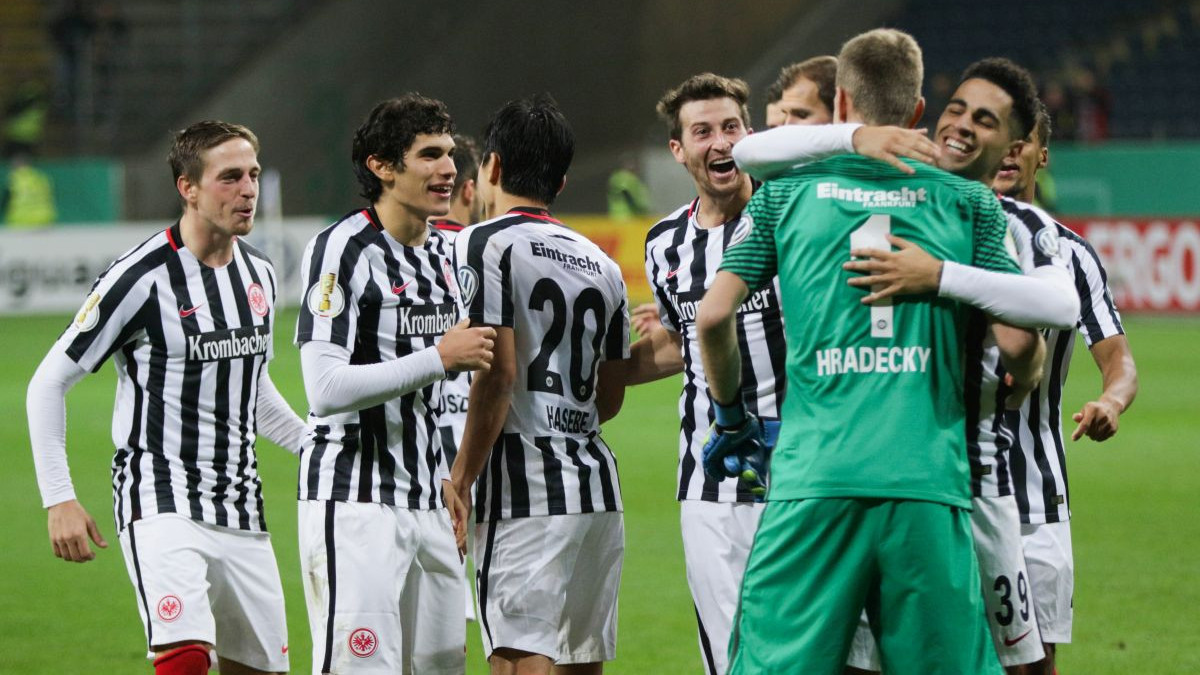 Fudbaleri Eintrachta u posebnim dresovima izlaze na megdan Bayernu