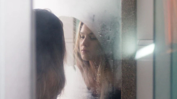 Žene i gledanje u ogledalo