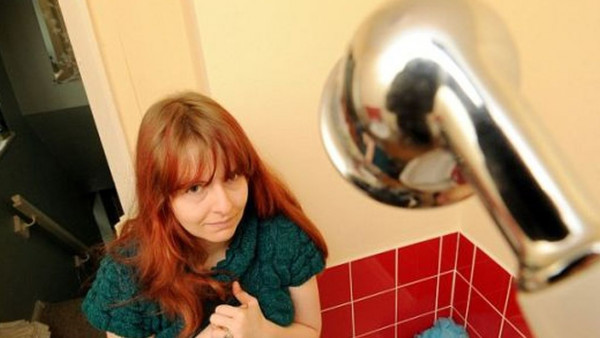 Život djevojke koja je alergična na vodu i znoj