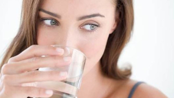 Čaša vode za savršeno zdrav početak dana