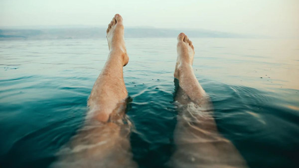 Čak polovina modernih muškaraca brije noge