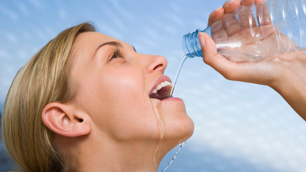Ne treba pretjerivati! Razlozi zašto je opasno piti previše vode