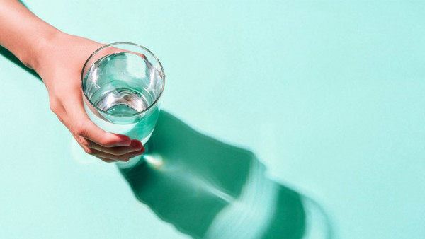 Da, pijenje više vode vam može pomoći da izgubite dodatne kilograme