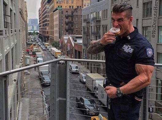 Najisklesaniji policajac na kog je NYPD ponosan