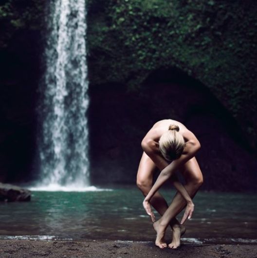 Gola yoga: Novi fitness trend na Instagramu Gola yoga: Novi fitness trend na Instagramu