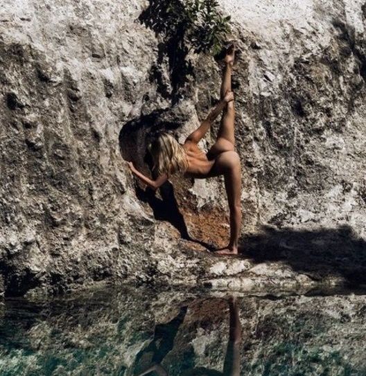 Gola yoga: Novi fitness trend na Instagramu