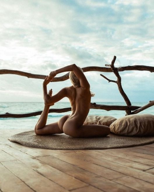 Gola yoga: Novi fitness trend na Instagramu