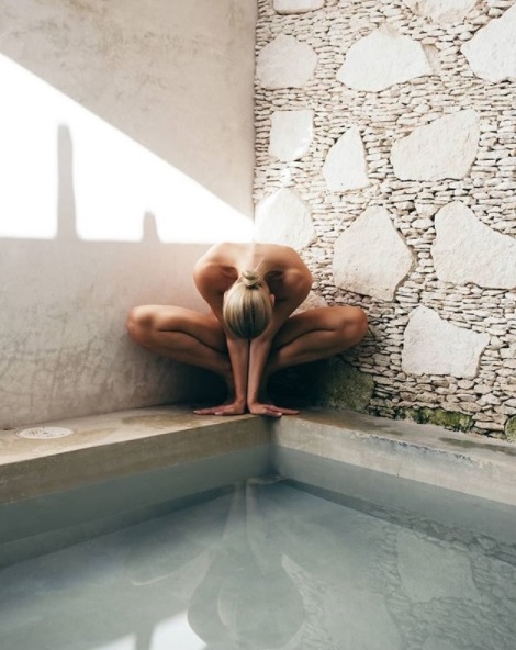 Gola yoga: Novi fitness trend na Instagramu