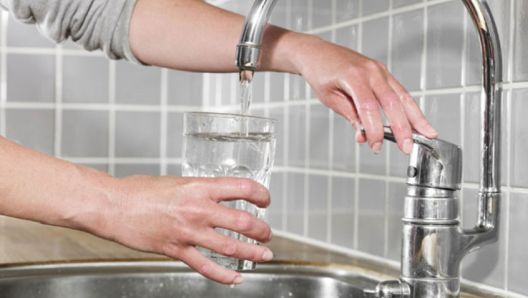 5 ideja uz koje je lakše ispiti 8 čaša vode dnevno 5 ideja uz koje je lakše ispiti 8 čaša vode dnevno