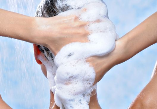 Pet grešaka tokom pranja kose koje je uništavaju