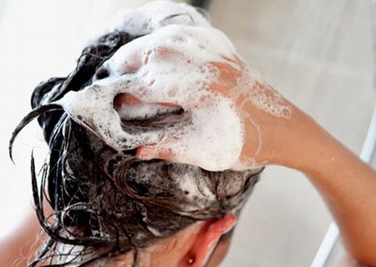 Pet grešaka tokom pranja kose koje je uništavaju