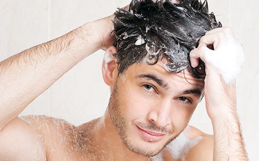 Pet grešaka tokom pranja kose koje je uništavaju