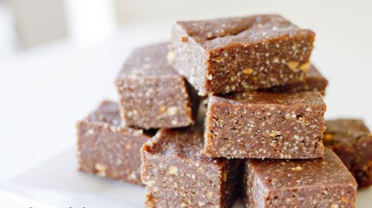 Proteinski kolač s kikiriki puterom i čokoladom